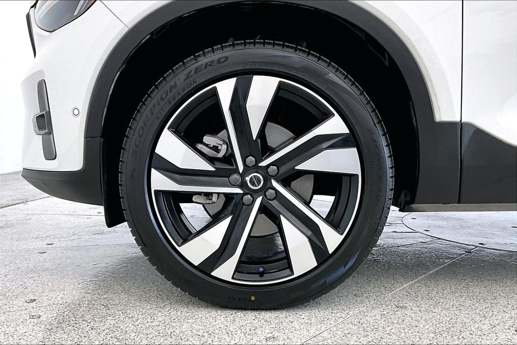2024 Volvo XC40 B5 Plus Dark Theme