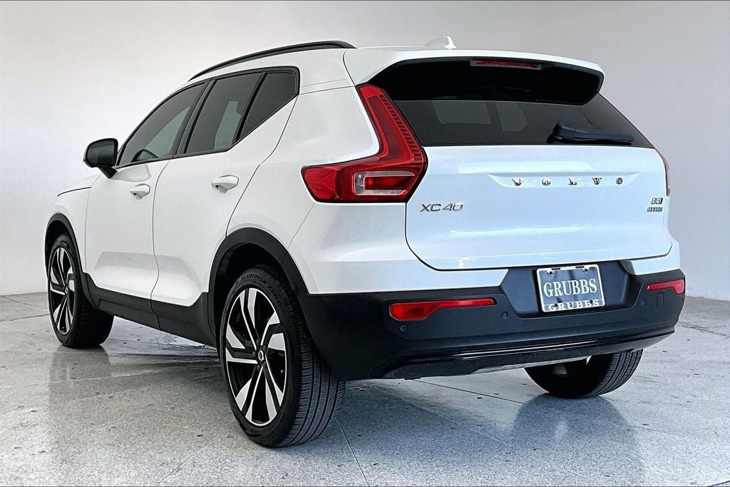 2024 Volvo XC40 B5 Plus Dark Theme
