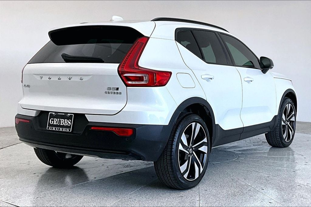 2024 Volvo XC40 B5 Plus Dark Theme