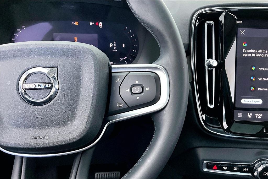 2024 Volvo XC40 B5 Plus Dark Theme