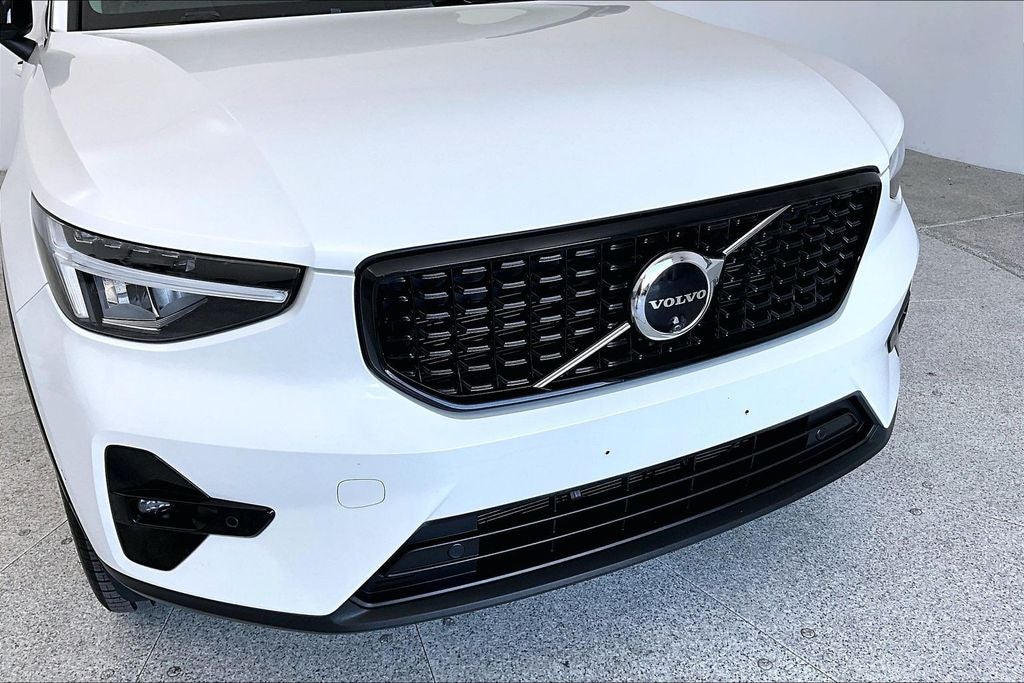 2024 Volvo XC40 B5 Plus Dark Theme