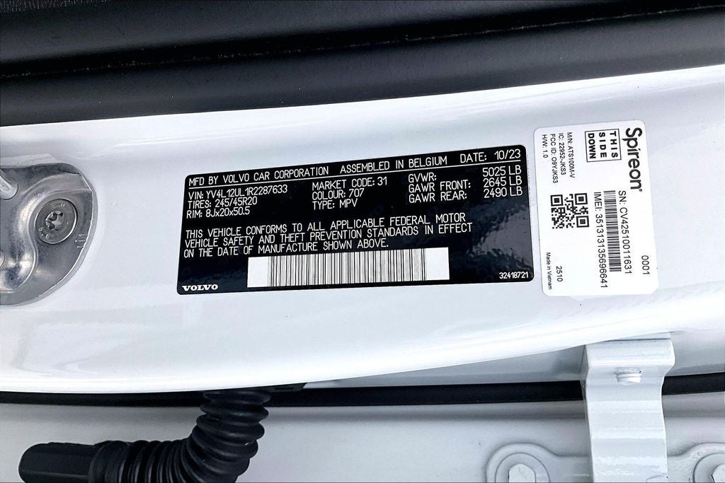 2024 Volvo XC40 B5 Plus Dark Theme