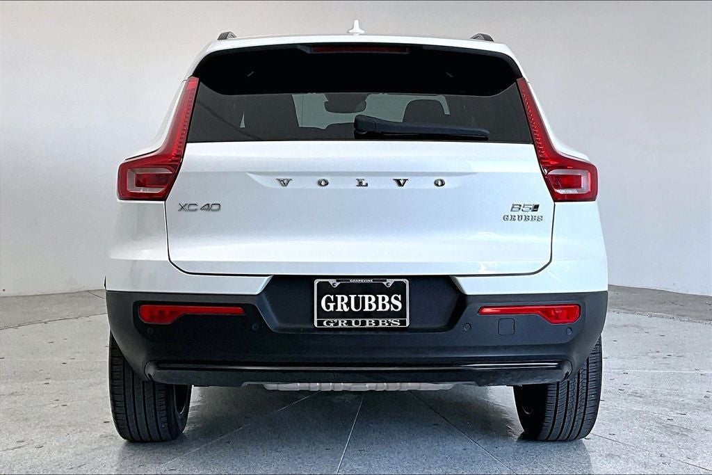 2024 Volvo XC40 B5 Plus Dark Theme