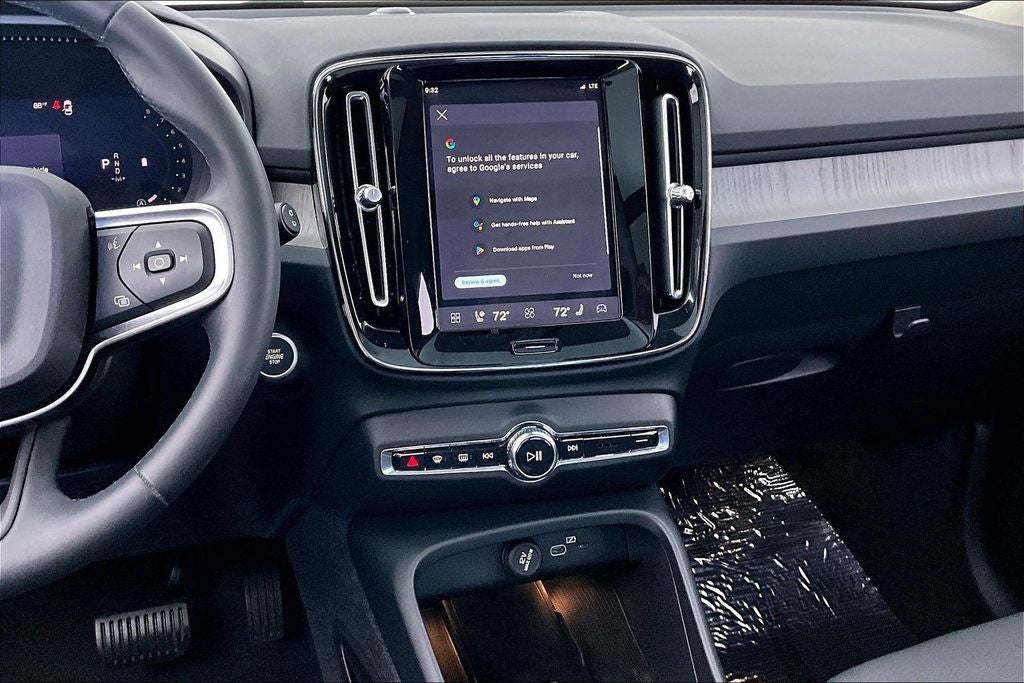 2024 Volvo XC40 B5 Plus Dark Theme