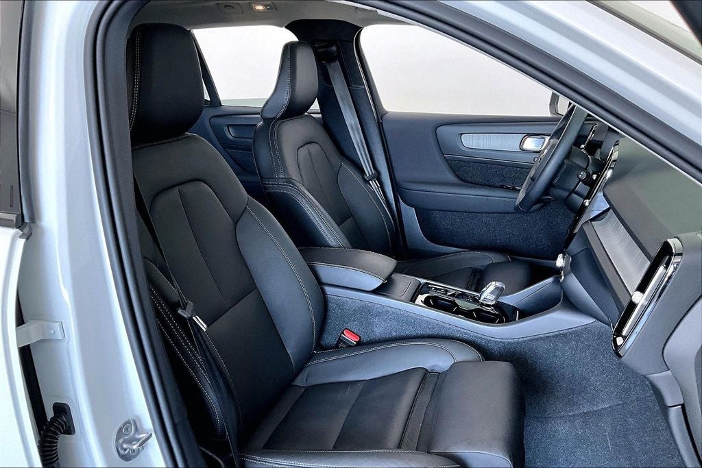 2024 Volvo XC40 B5 Plus Dark Theme