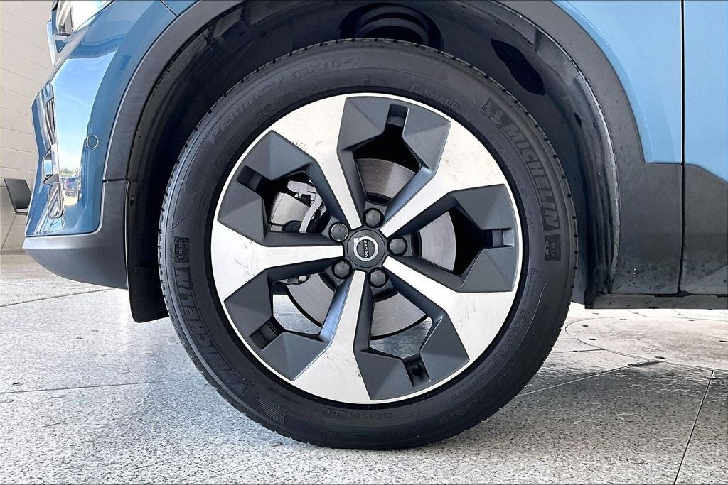 2024 Volvo XC40 B5 Plus Dark Theme