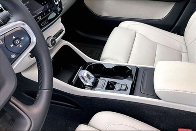 2024 Volvo XC40 B5 Plus Dark Theme
