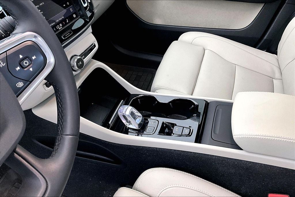 2024 Volvo XC40 B5 Plus Dark Theme