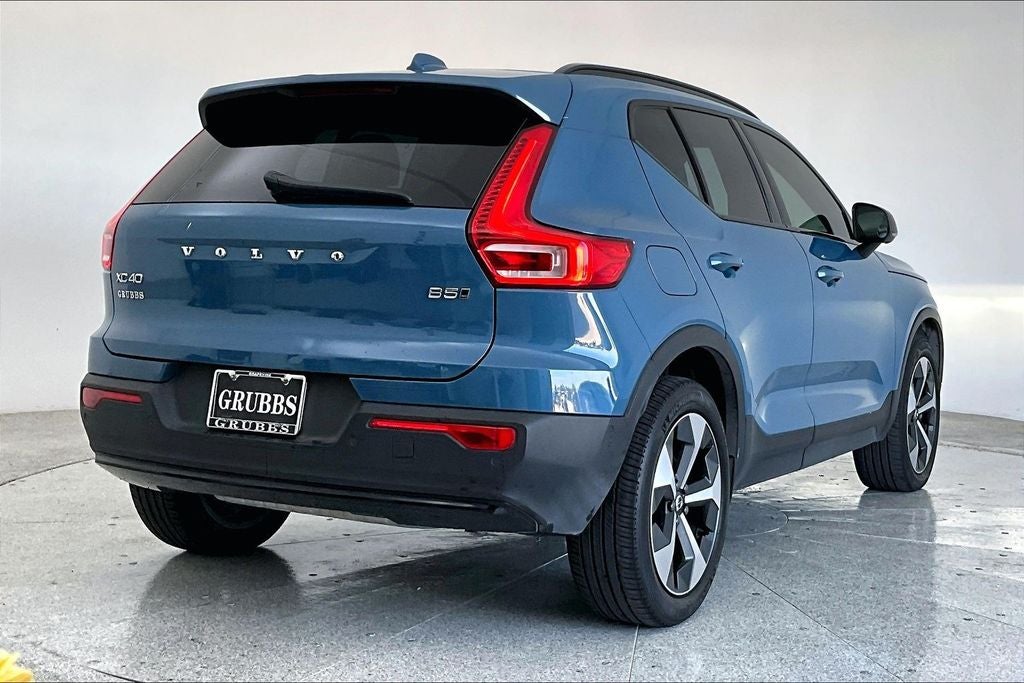 2024 Volvo XC40 B5 Plus Dark Theme