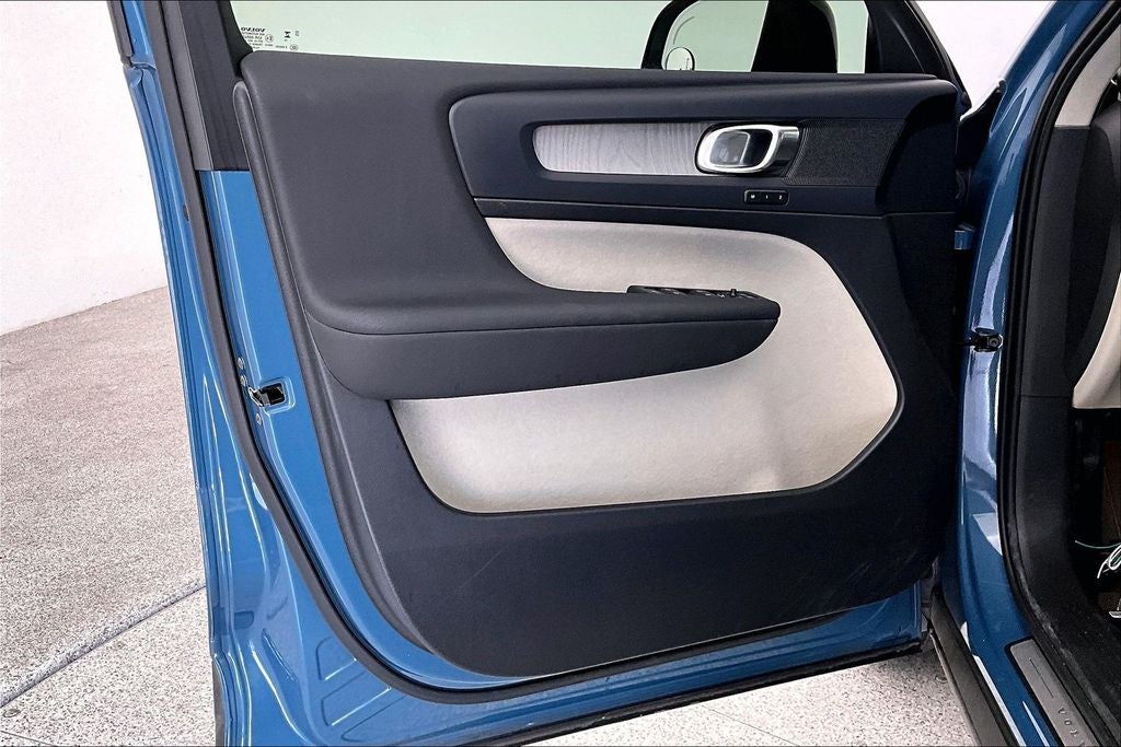 2024 Volvo XC40 B5 Plus Dark Theme