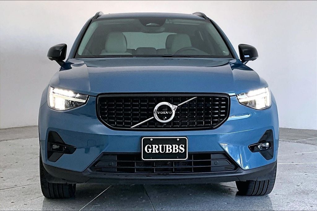2024 Volvo XC40 B5 Plus Dark Theme