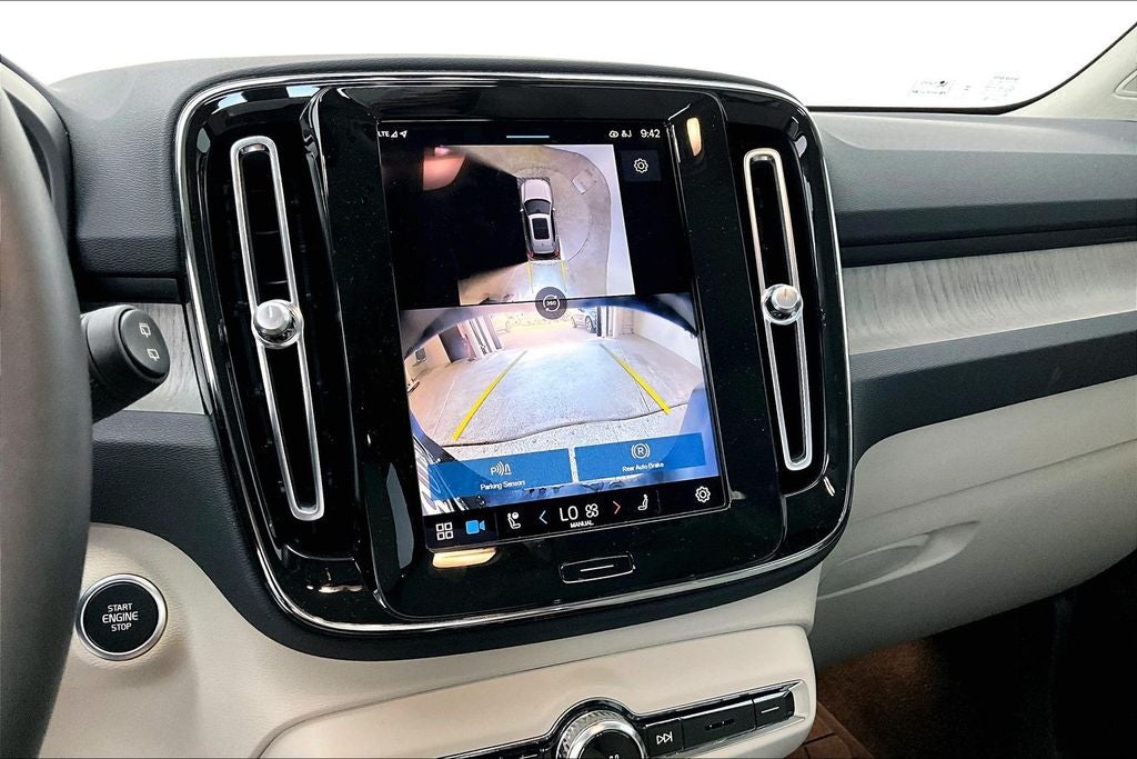 2024 Volvo XC40 B5 Plus Dark Theme
