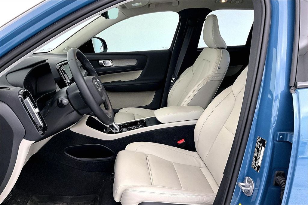 2024 Volvo XC40 B5 Plus Dark Theme