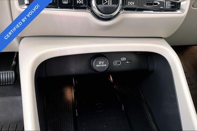 2024 Volvo XC40 B5 Plus Dark Theme