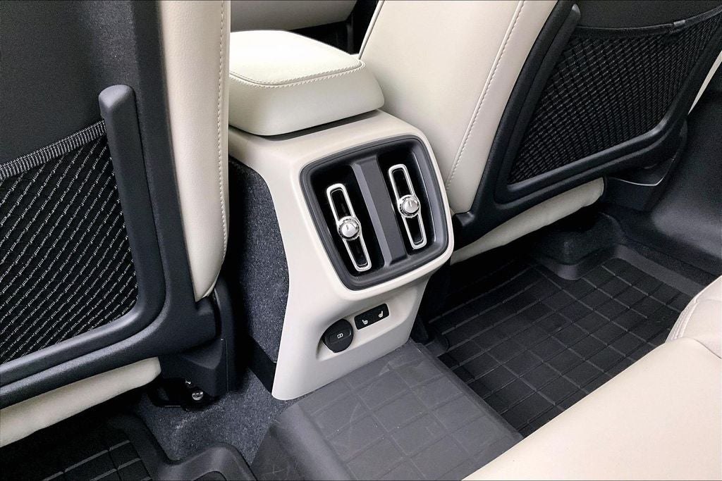 2024 Volvo XC40 B5 Plus Dark Theme