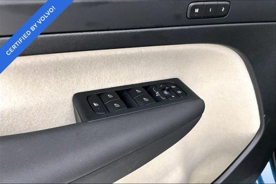 2024 Volvo XC40 B5 Plus Dark Theme