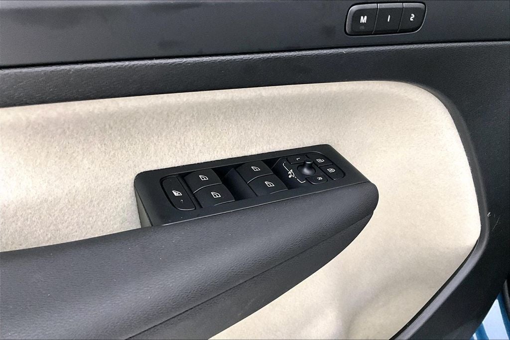 2024 Volvo XC40 B5 Plus Dark Theme