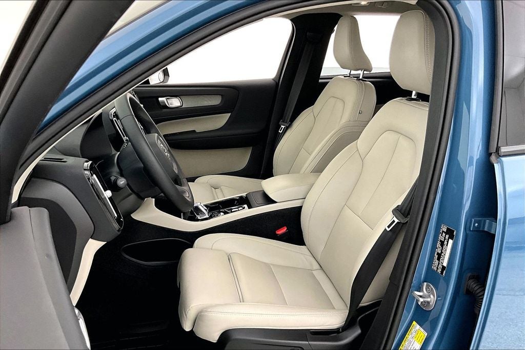 2024 Volvo XC40 B5 Plus Dark Theme
