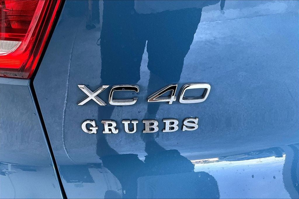 2024 Volvo XC40 B5 Plus Dark Theme