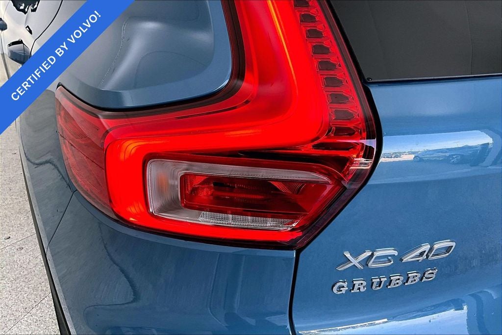2024 Volvo XC40 B5 Plus Dark Theme