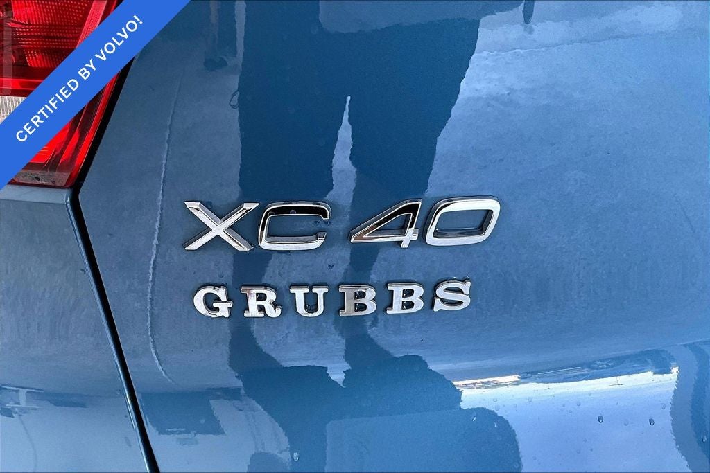 2024 Volvo XC40 B5 Plus Dark Theme