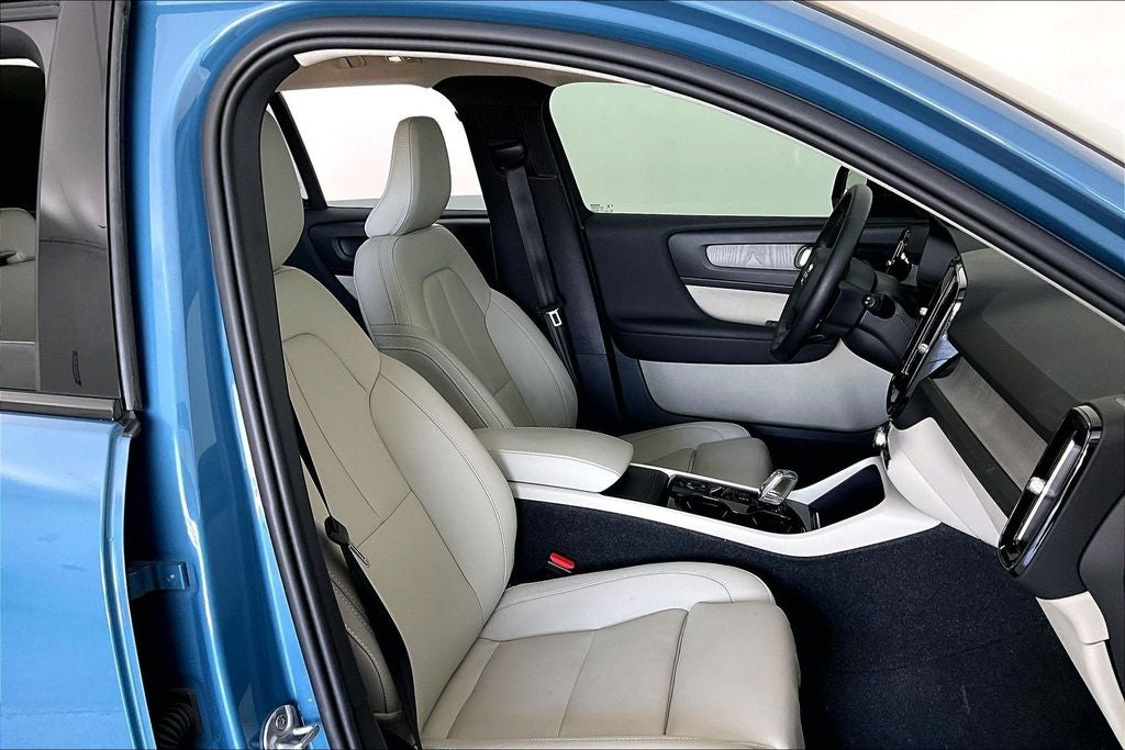 2024 Volvo XC40 B5 Plus Dark Theme
