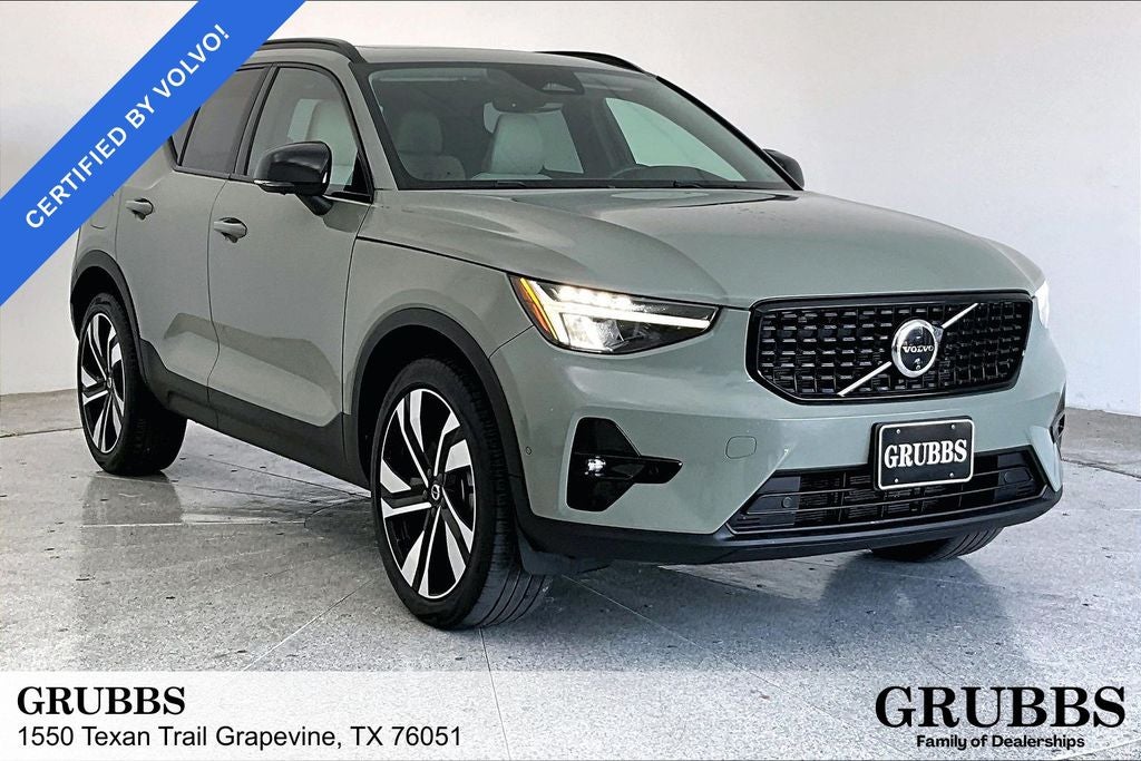 2024 Volvo XC40 B5 Plus Dark Theme