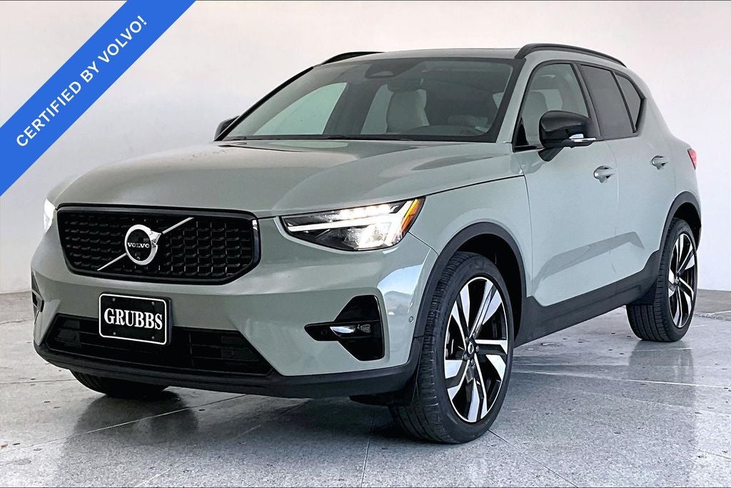 2024 Volvo XC40 B5 Plus Dark Theme
