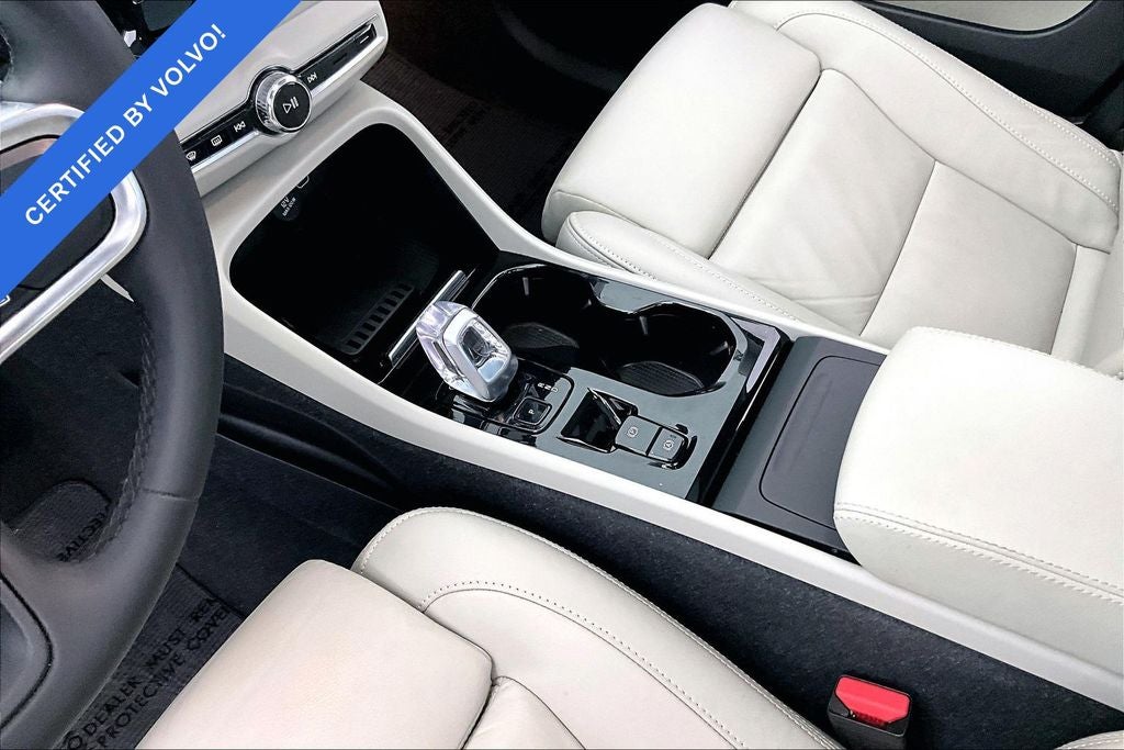 2024 Volvo XC40 B5 Plus Dark Theme