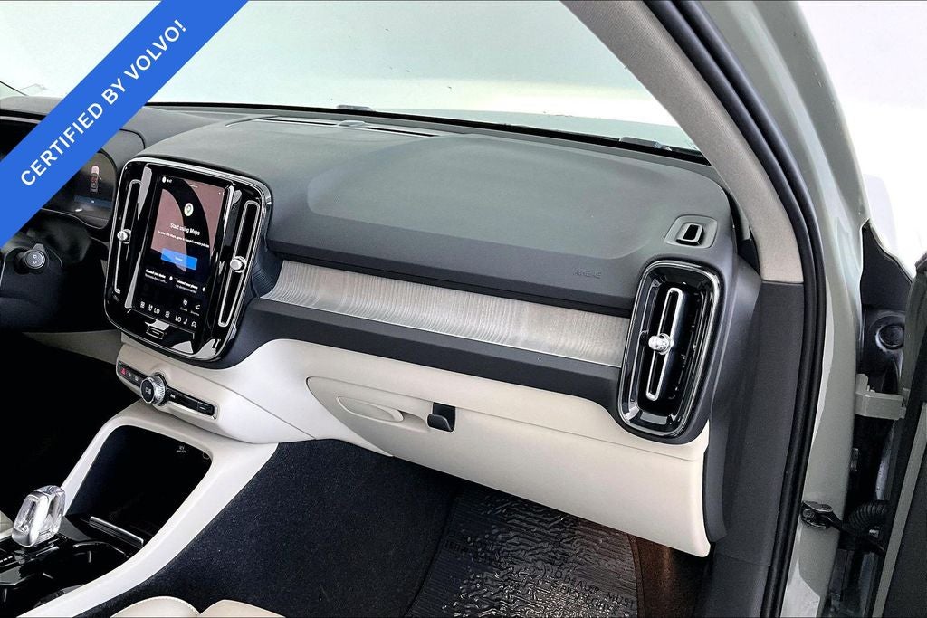 2024 Volvo XC40 B5 Plus Dark Theme