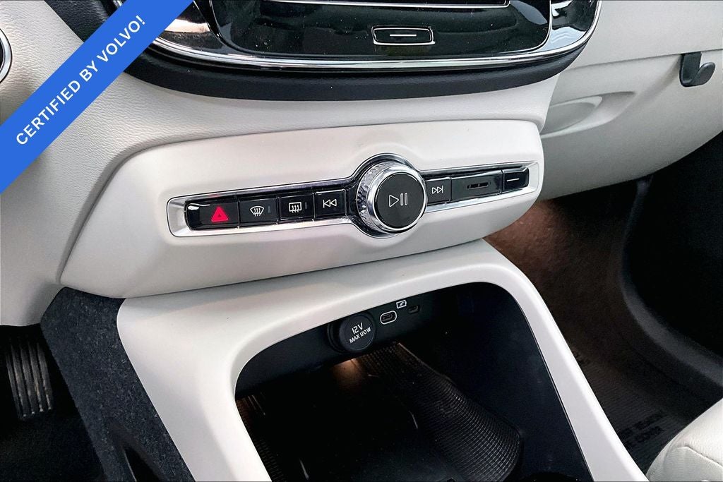2024 Volvo XC40 B5 Plus Dark Theme