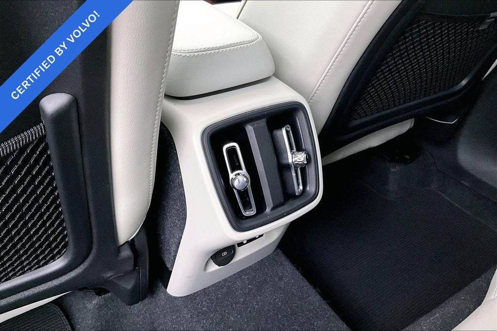 2024 Volvo XC40 B5 Plus Dark Theme