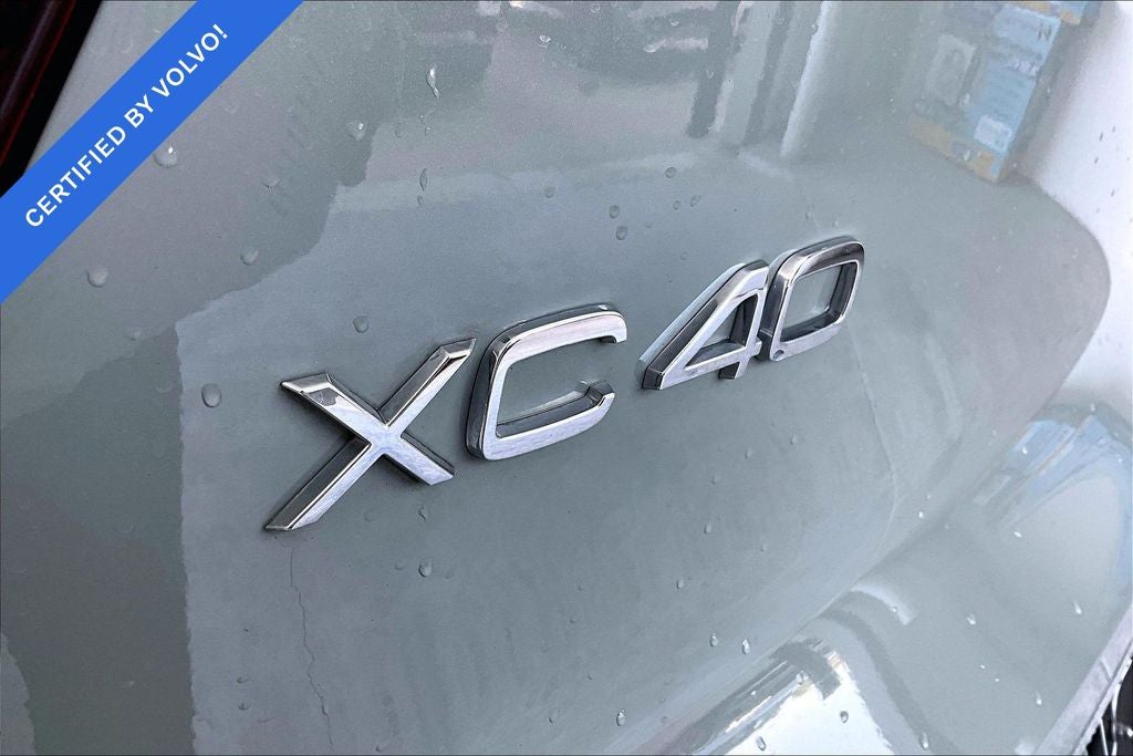 2024 Volvo XC40 B5 Plus Dark Theme