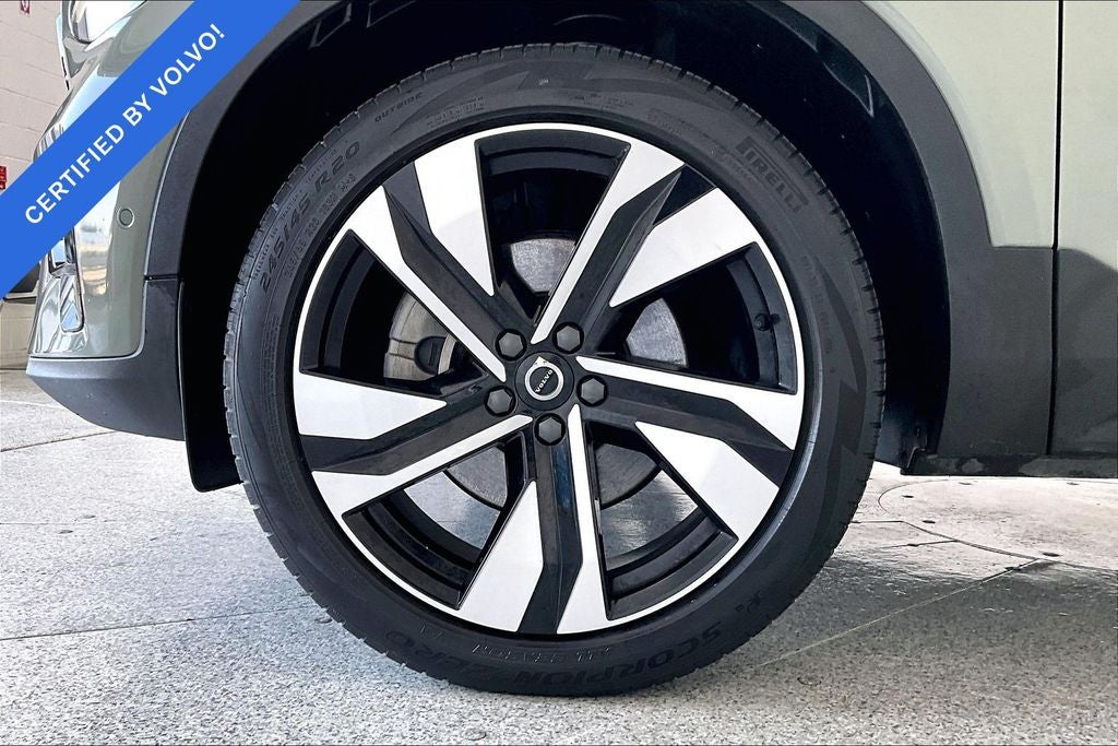 2024 Volvo XC40 B5 Plus Dark Theme