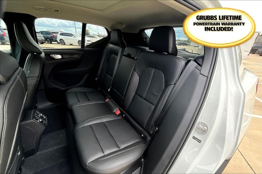 2025 Volvo XC40 B5 Ultra Dark Theme