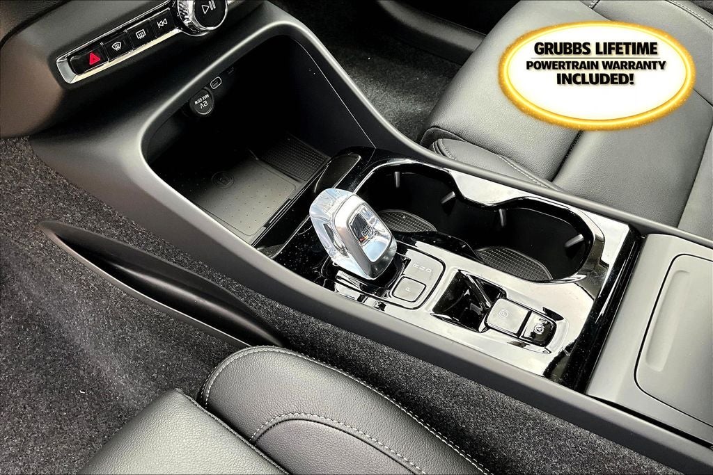 2025 Volvo XC40 B5 Ultra Dark Theme