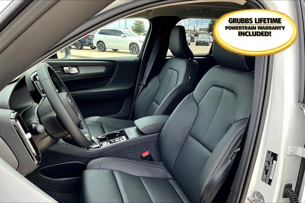 2025 Volvo XC40 B5 Ultra Dark Theme