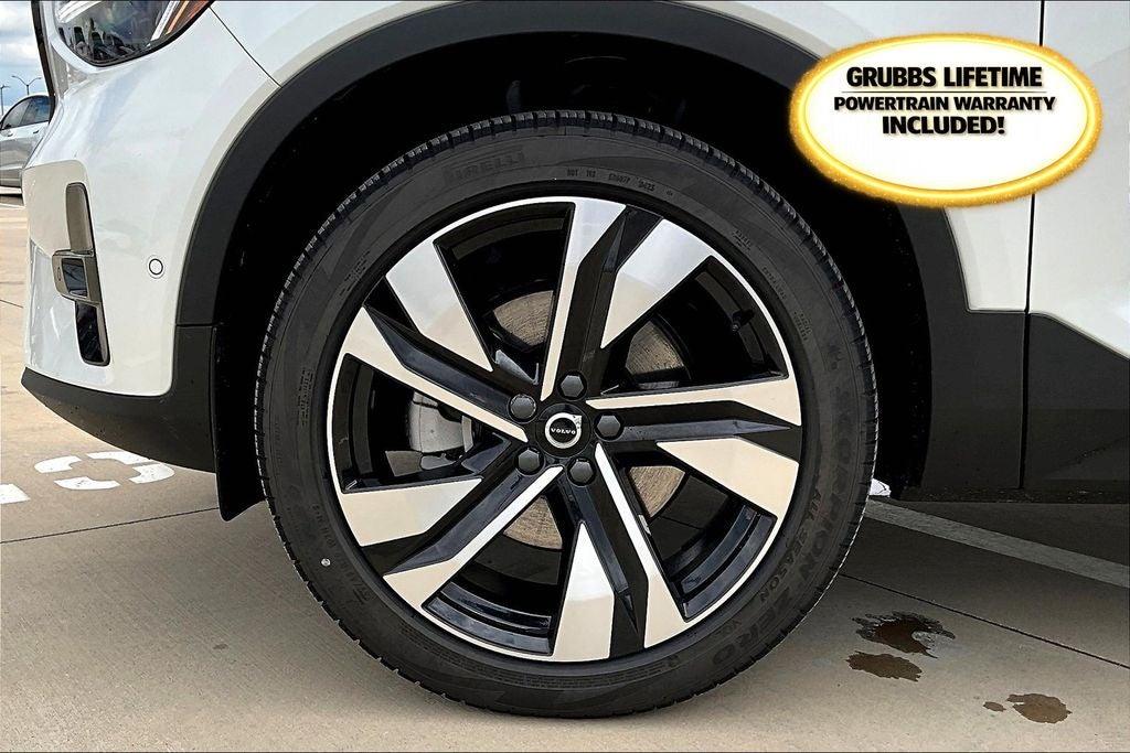 2025 Volvo XC40 B5 Ultra Dark Theme