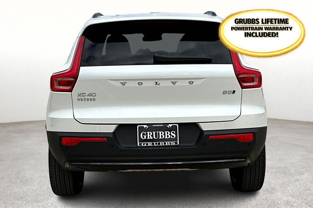 2025 Volvo XC40 B5 Ultra Dark Theme