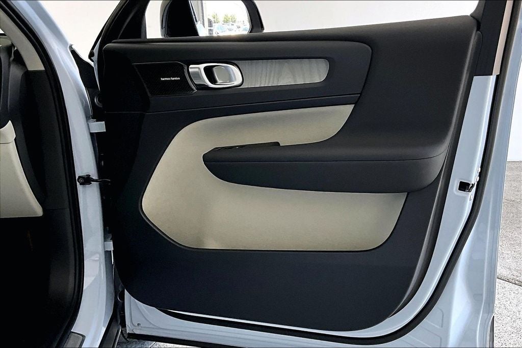 2026 Volvo XC40 B5 Ultra