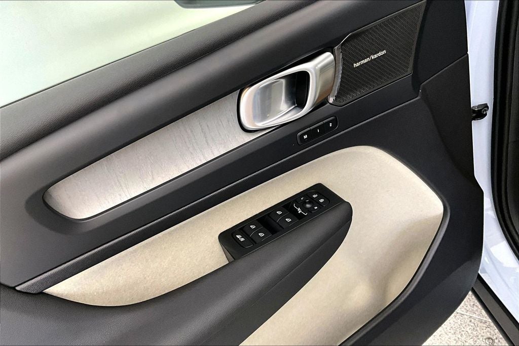 2026 Volvo XC40 B5 Ultra