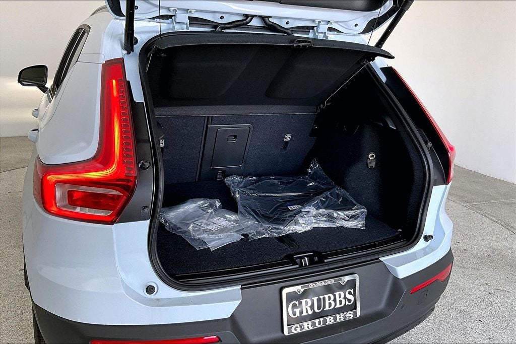 2026 Volvo XC40 B5 Ultra