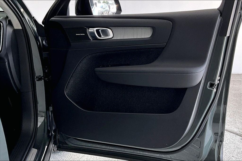 2026 Volvo XC40 B5 Ultra