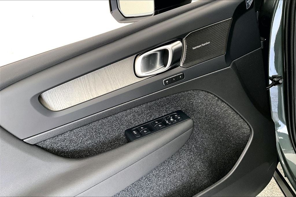 2026 Volvo XC40 B5 Ultra