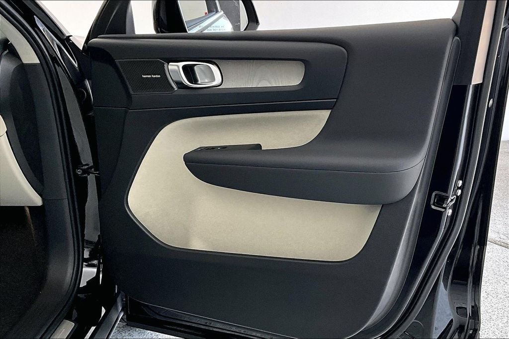 2026 Volvo XC40 B5 Ultra