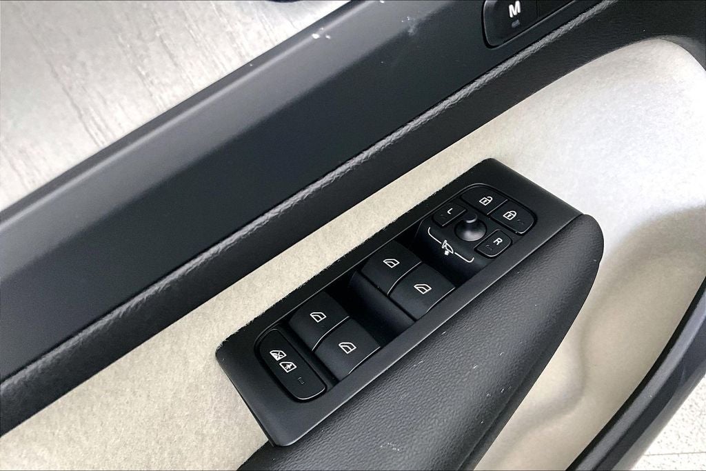 2026 Volvo XC40 B5 Ultra