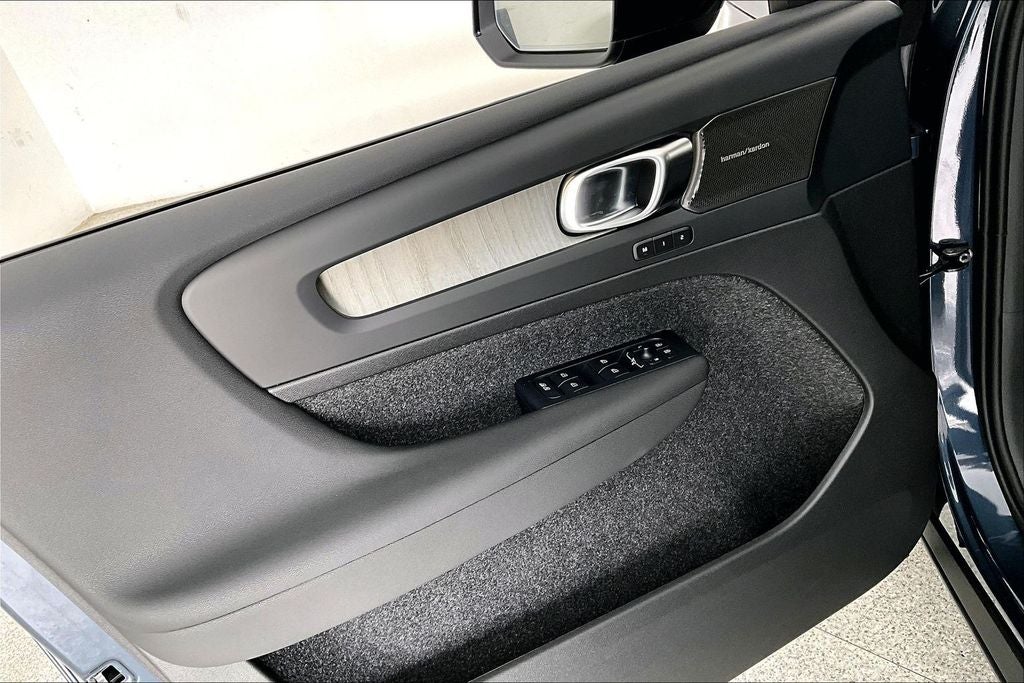 2026 Volvo XC40 B5 Ultra