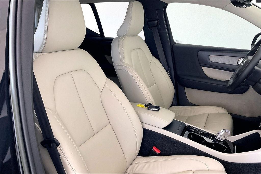 2023 Volvo XC40 B5 Plus Bright Theme