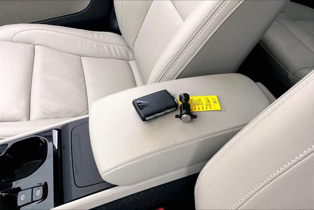 2023 Volvo XC40 B5 Plus Bright Theme