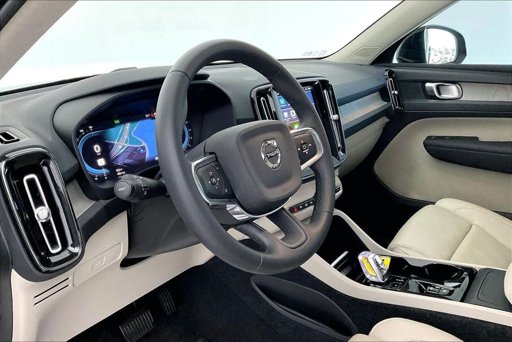 2023 Volvo XC40 B5 Plus Bright Theme